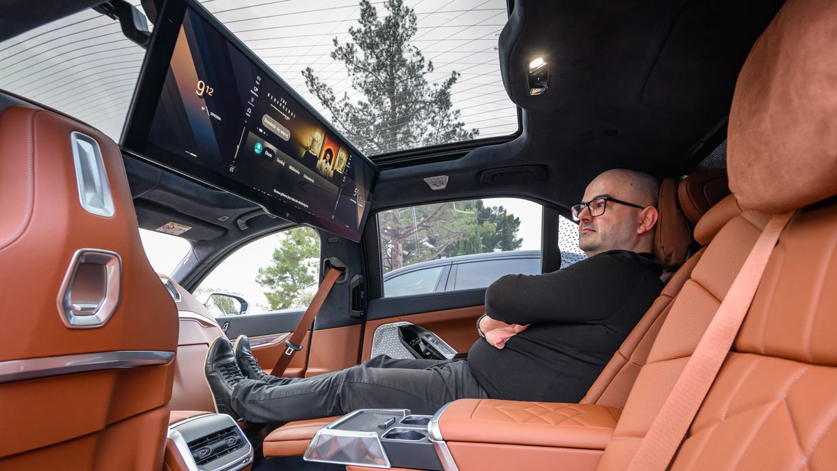 Tradycyjnie fotel z tyłu po prawej stronie przeznaczony jest dla VIP-ów. Można go rozłożyć do pozycji pół-leżącej