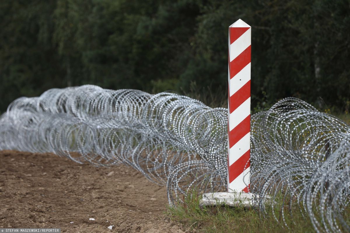 Drut kolczasty na granicy Polski i Białorusi. To tu powstanie mur 