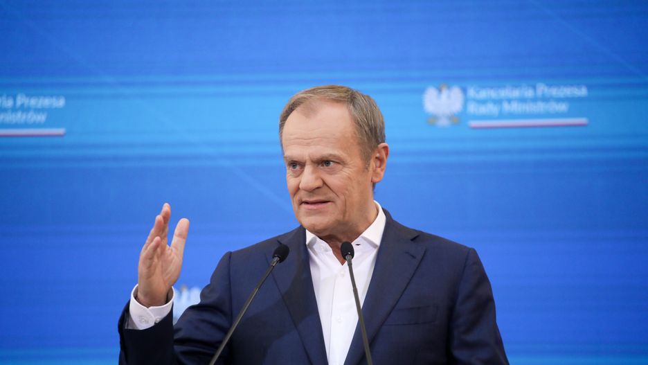 Warszawa, 22.04.2024. Premier Donald Tusk przemawia na konferencji prasowej w siedzibie KPRM w Warszawie, 22 bm. Spotkanie dot. m.in. wyborów do Europarlamentu. (aldg) PAP/Albert Zawada