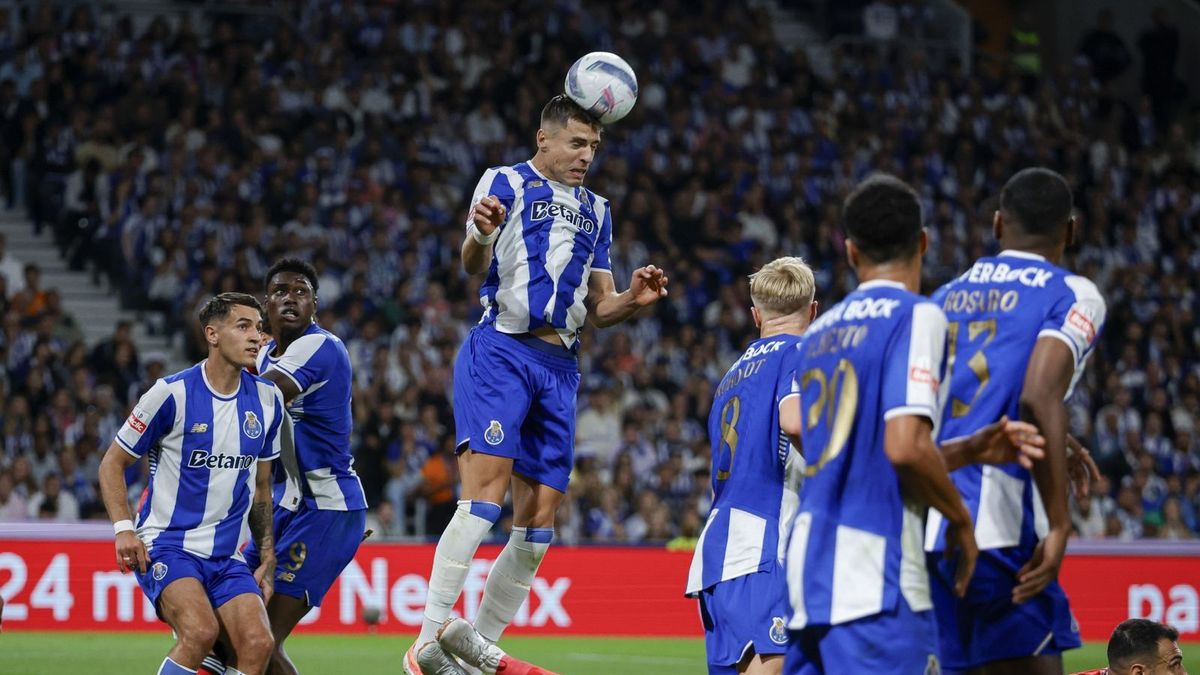 Getty Images / Fabio Poco/DeFodi Images/DeFodi via Getty Images / Na zdjęciu: Jan Bednarek (C) w meczu FC Porto z Benfiką Lizbona