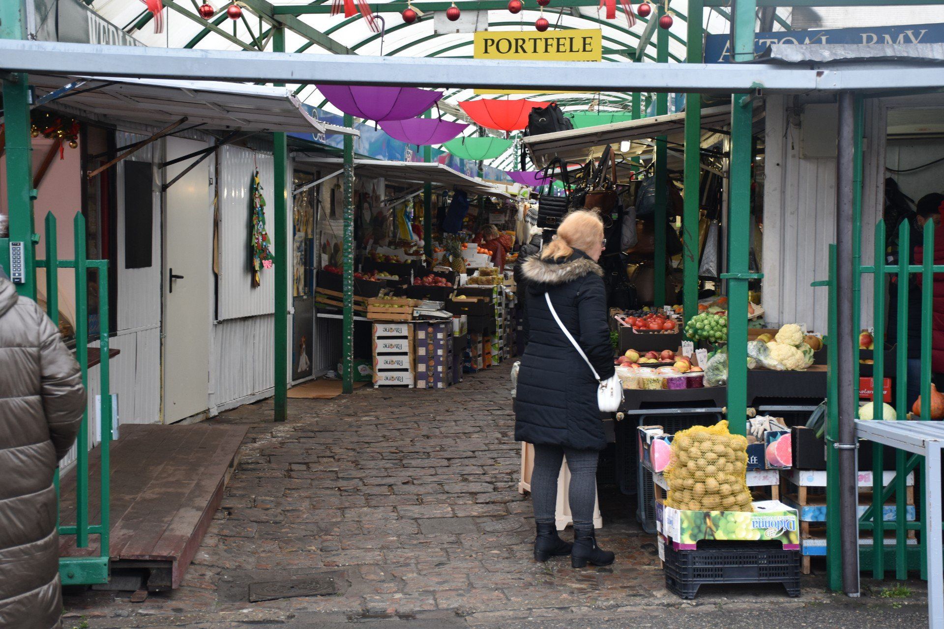 Część wiat i straganów na fragmencie od ulicy 3 maja została rozebrana, ale nie zniknął handel. Kupcy, którzy nadal prowadzą swoje stoiska przenieśli się na pozostałą część. W miejscu rozebranych wiat powstał parking.