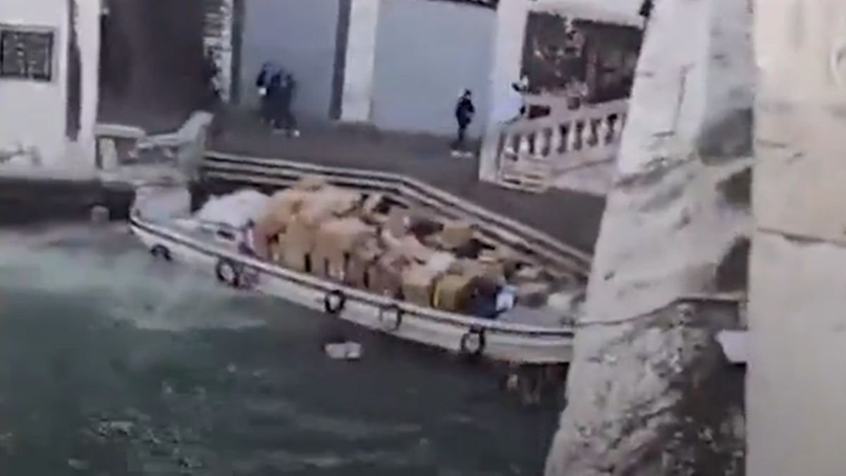 Kobieta wpadła łodzią na zabytkowy most Rialto 