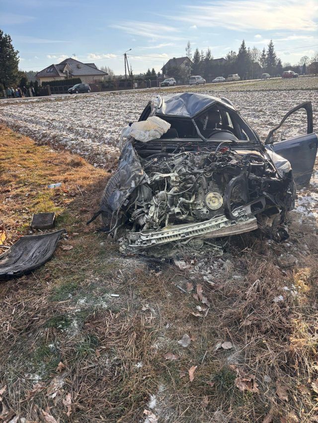 Audi wypadło z drogi, przeleciało przez posesję i dachowało na polu. Jedna osoba została ranna (zdjęcia)