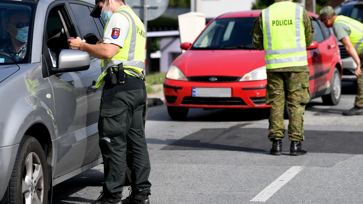 Vysny Komarnik, Słowacja, 09.07.2021. Policyjna kontrola na dawnym słowacko-polskim przejściu granicznym w Vysnym Komarniku na Słowacji, 9 bm. Dzisiaj zmianie uległy zasady wjazdu i zwolnienia z kwarantanny na terytorium Republiki Słowackiej. Zaostrzone regulacje mają ograniczyć rozprzestrzenianie się nowych mutacji koronawirusa. (dd/amb) PAP/Darek Delmanowicz