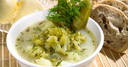Przepis na zupę ogórkową jak u babci. Zastosuj jeden trik