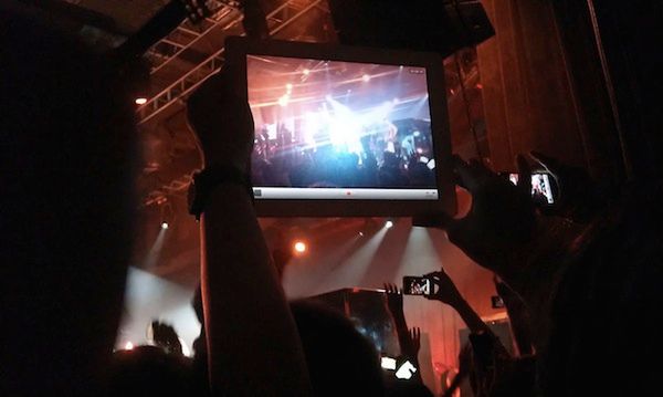 Robienie zdjęć tabletem na koncercie (dayanddream)