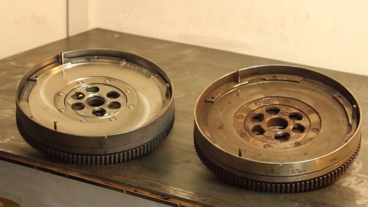 Koło dwumasowe to już element niemal powszechny we współczesnych samochodach. Cele jego stosowania są oczywiste - chodzi o komfort i zużycie paliwa.