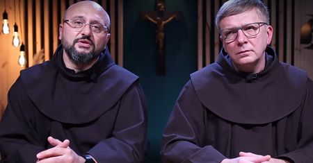 Zapytał o księdza, który mieszka z gospodynią. Franciszkanie zabrali głos