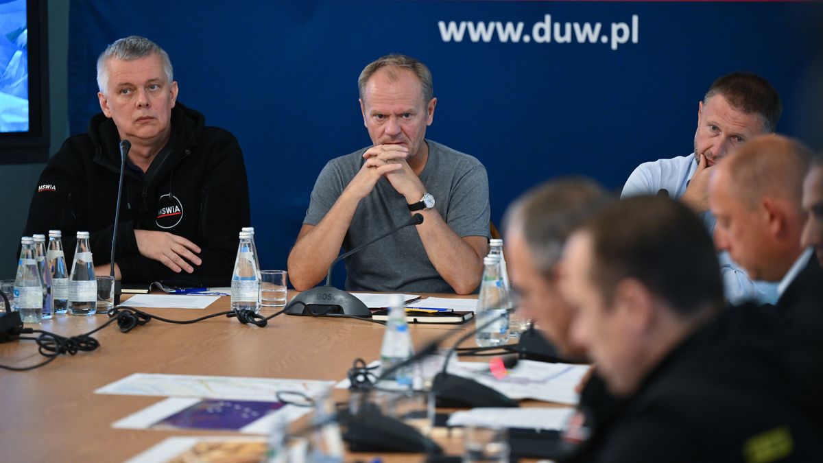 Premier Donald Tusk podczas spotkania z wojewodami z terenów poszkodowanych przez powódź