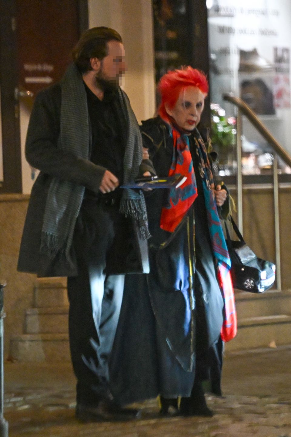 Krystyna Mazurówna kręci się po mieście z młodzieńcem u boku