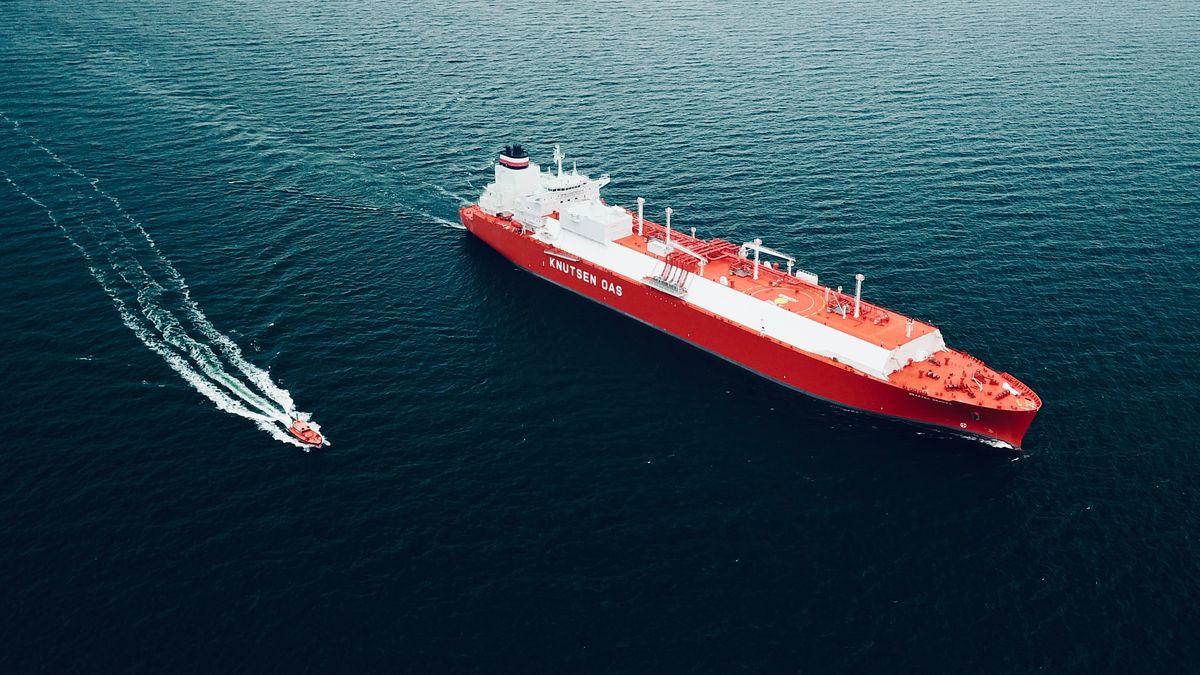 Gazowiec "Grażyna Gęsicka" zrealizował w piątek pierwszą dostawę LNG do terminalu w Świnoujściu