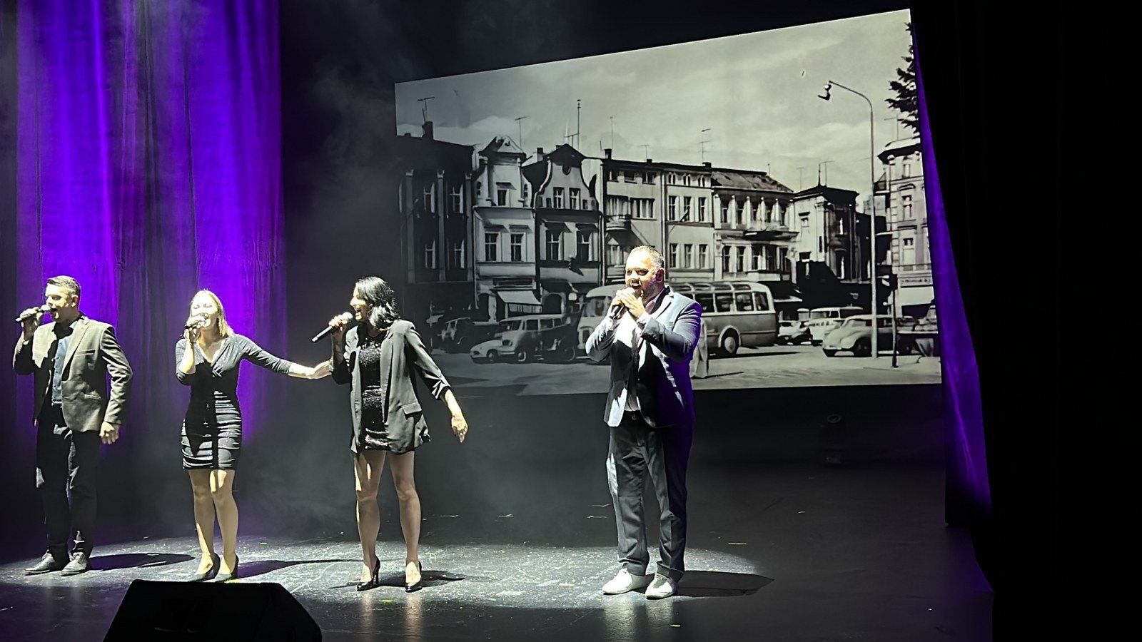 W Teatrze Miejskim w Lesznie fetowano rocznicę 35-lecia samorządu. Pierwsze wybory do samorządów przeprowadzono 27 maja 1990 roku