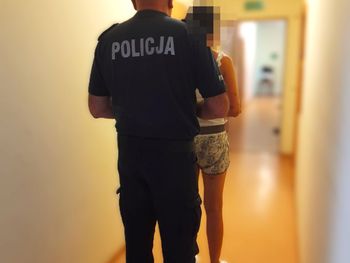 36-latka dostała napadu agresji. Zaatakowała znajomych, a potem policjantów