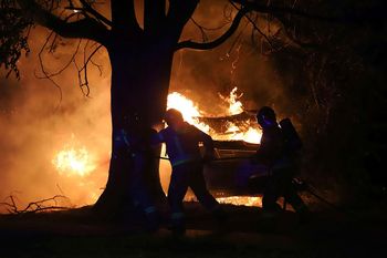 Nocny pożar w centrum Wrocławia. Przyczepa kempingowa płonęła niczym pochodnia