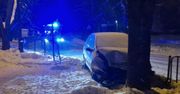 Lublin: Na łuku jezdni citroen uderzył w drzewo. Kierowca trzeźwieje w policyjnej celi