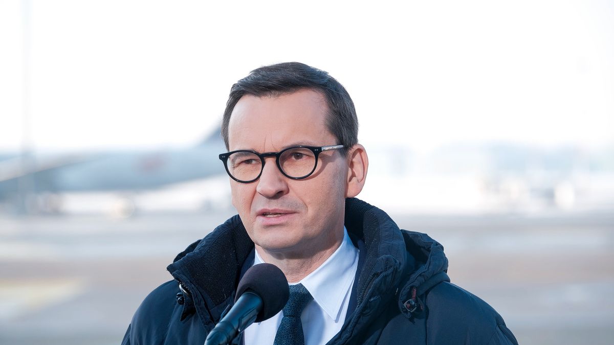 Warszawa, 14.12.2022. Premier Mateusz Morawiecki podczas konferencji prasowej na lotnisku Okęcie w Warszawie przed wylotem do Brukseli, 14 bm. Premier Morawiecki weźmie udział w szczycie Unii Europejskiej z państwami Stowarzyszenia Narodów Azji Południowo-Wschodniej (ASEAN). (jm) PAP/Mateusz Marek