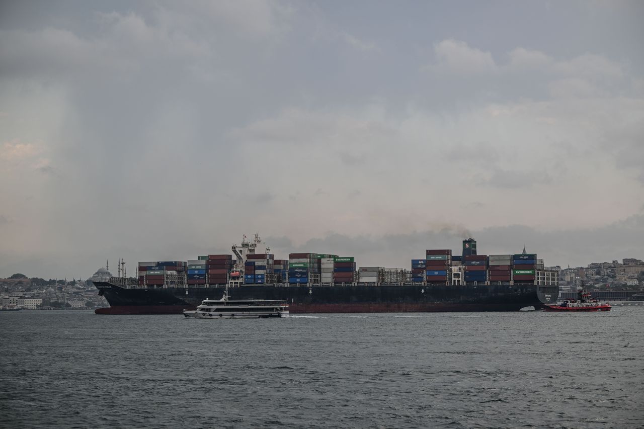 Russian container ships were caught by British intelligence in the port in North Korea.