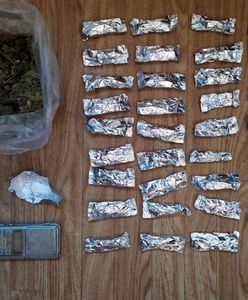 Polkowice. Narkotyki w plecaku to nie wszystko. W domu przetrzymywał setki porcji