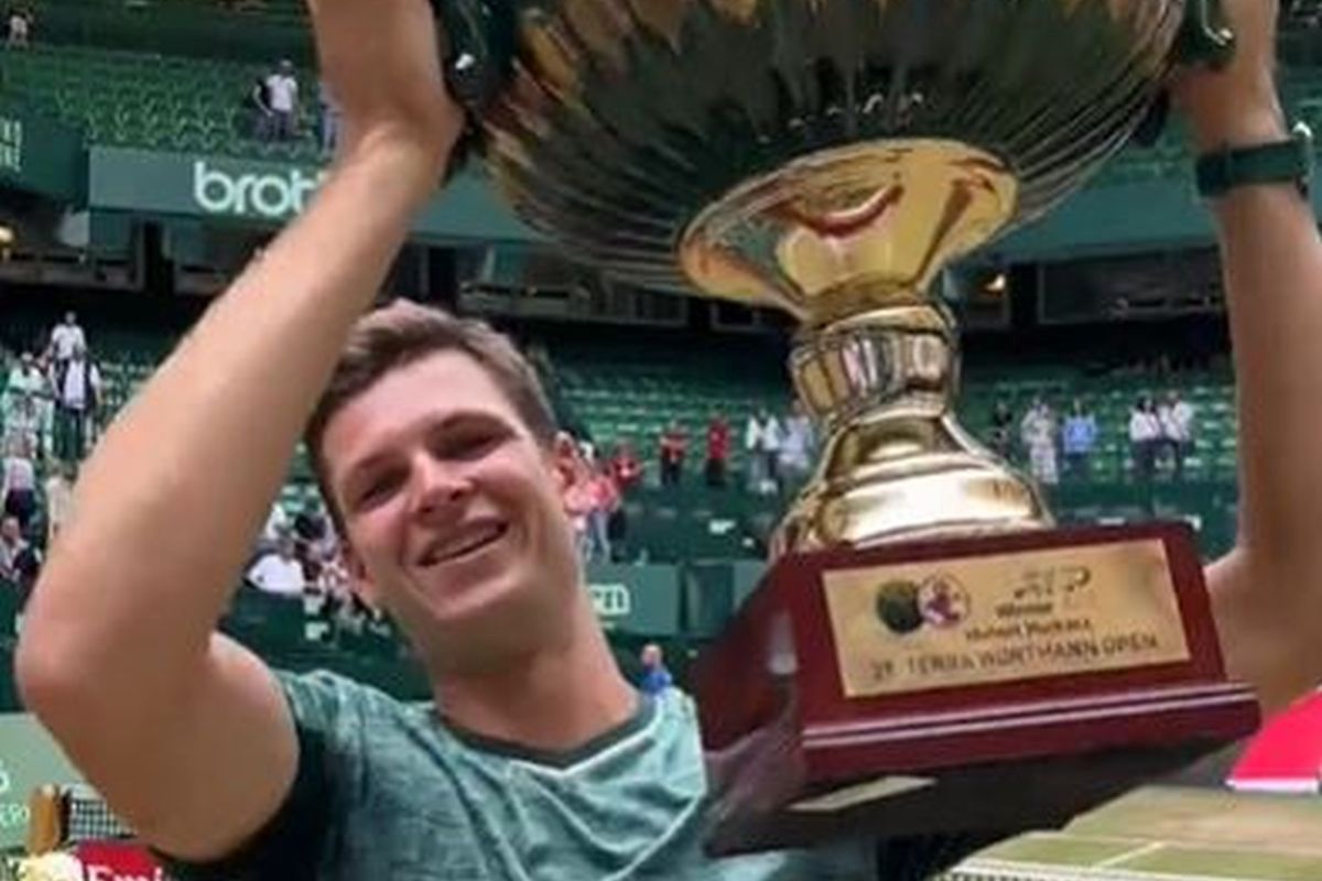 Huber Hurkacz z pucharem za triumf w Halle