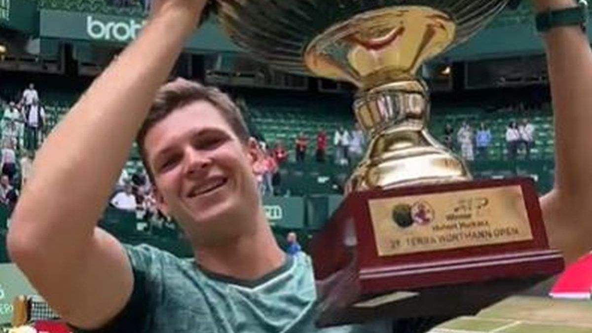 Huber Hurkacz z pucharem za triumf w Halle