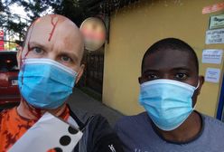 Nauczyciel stanął w obronie czarnoskórego mężczyzny. Został pobity. Sprawcy szuka policja