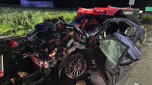 Osobówka wbiła się w tył beczkowozu. Kierowca i pasażer zginęli na miejscu, dwie osoby są ranne