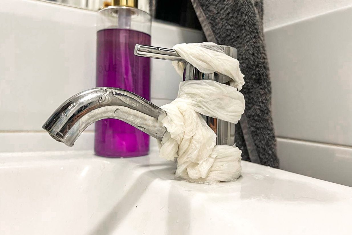 Eliminate limescale by wrapping your faucet in paper towels