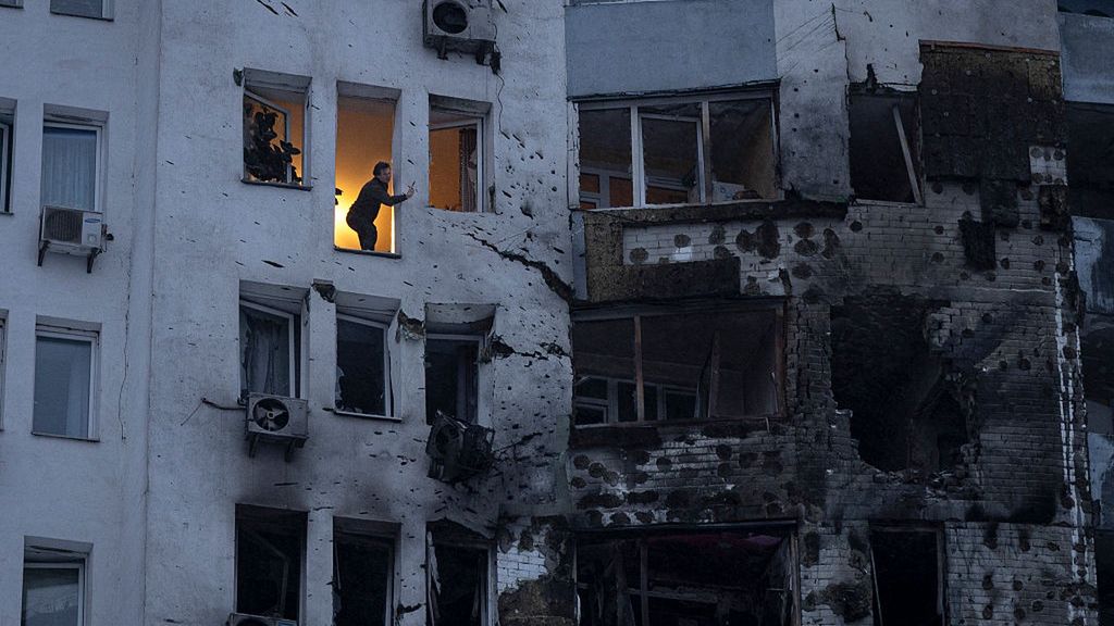 Aftermath Of Russian Strikes On Kyiv
KYIV, UKRAINE - JANUARY 9: A man takes a photo from his window of the aftermath of the Russian attack on a residential apartment building on January 9, 2026 in Kyiv, Ukraine. Russia launched a massive overnight attack on the Ukrainian capital with drones and missiles, hitting multiple districts of Kyiv. Ukrainian authorities reported scores of residential buildings and critical infrastructure damaged, fires across the city and disruptions to power, water and heating services. At least four civilians, including a medic, were killed and dozens more wounded as emergency services worked through the night at scenes of destruction and evacuation. The assault also triggered city-wide air raid alerts and temporary transport interruptions as residents sheltered and authorities assessed the aftermath. (Photo by Danylo Dubchak/Frontliner/Getty Images)
Danylo Dubchak/Frontliner
bestof, topix