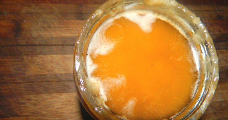 Biała piana w słoiku z miodem