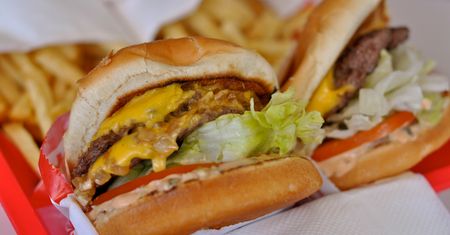 Powiększony podwójny cheeseburger z przyprawami, warzywami i majonezem