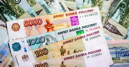 Pensja tylko na konto bankowe. Rosyjski rząd zamierza ograniczyć płatności gotówkowe, by walczyć z szarą strefą