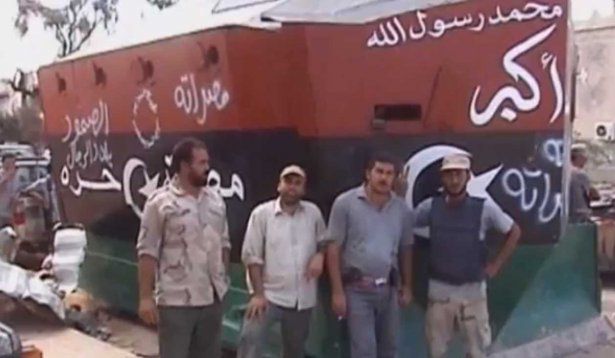 Antysnajperski buldożer domowej roboty pomaga libijskim rebeliantom [wideo]