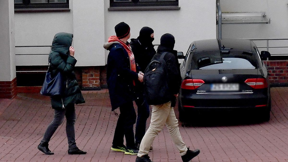 Zatrzymania zostały przeprowadzone o szóstej rano w czwartek, a byłych wysokich urzędników KNF przewieziono do Szczecina z zachowaniem procedur typowych dla zatrzymania groźnych przestępców.
