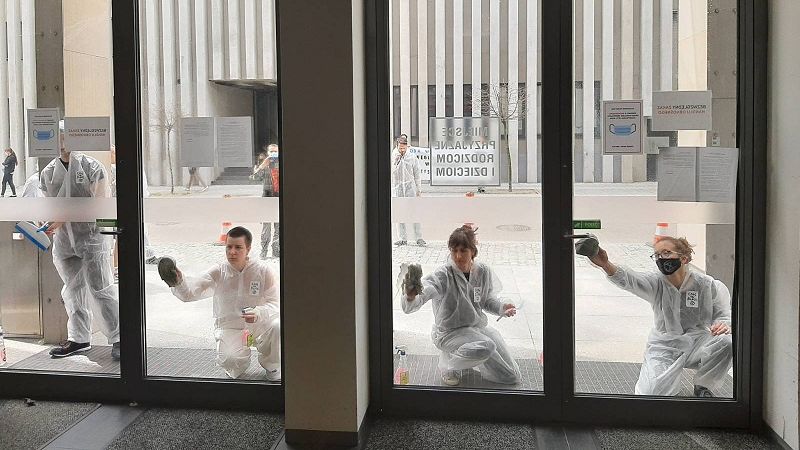 Aktywiści Extinction Rebellion umyli okna Urzędu Marszałkowskiego w Lublinie