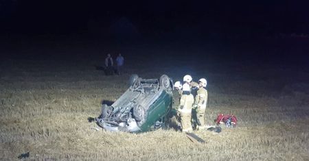 Dwóch pijanych kierowców. Jeden wpadł do rowu, drugi dachował [Foto]
