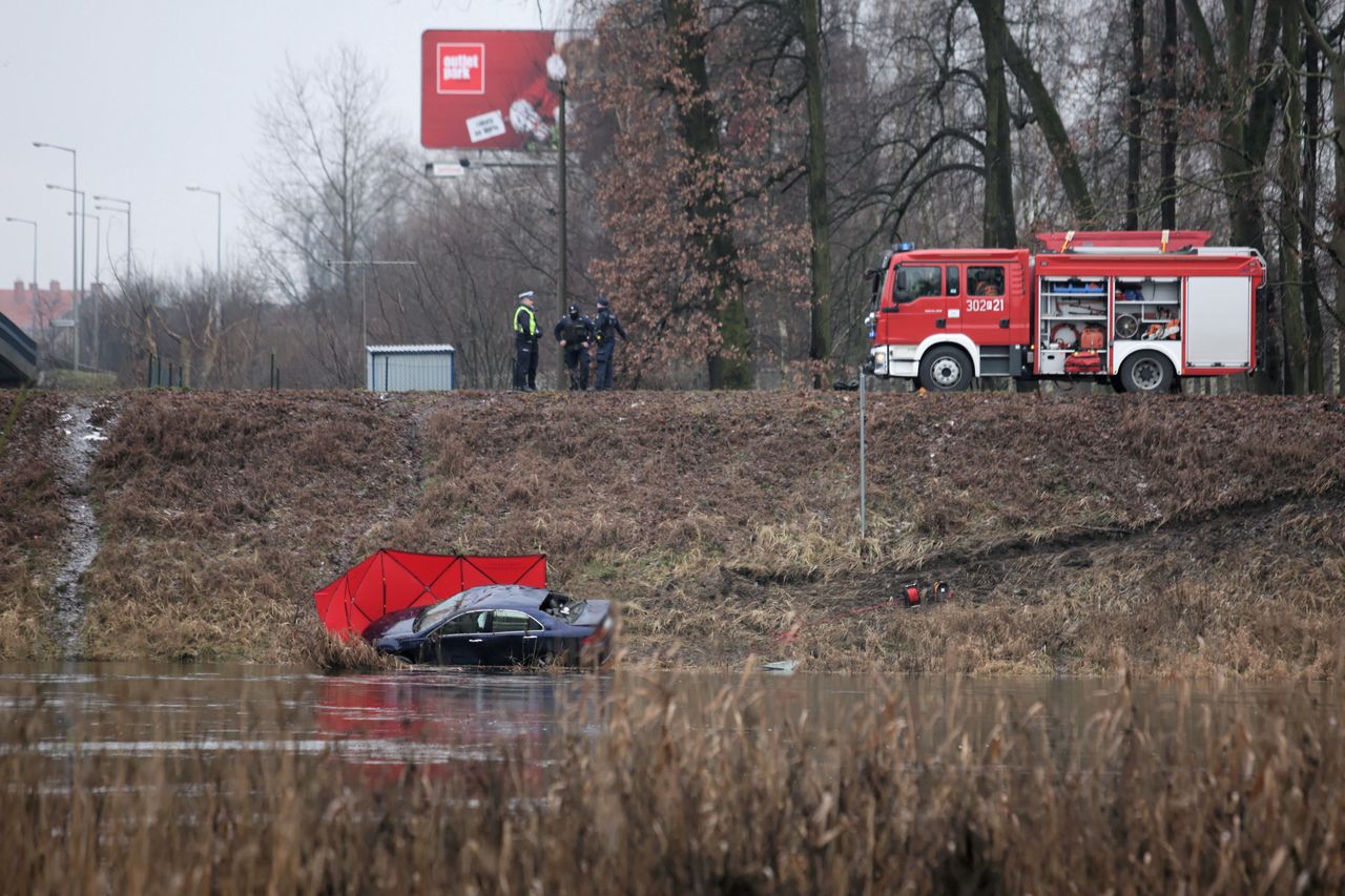 Gorzów Wielkopolski. Samochód wpadł do Warty. W środku znaleziono zwłoki