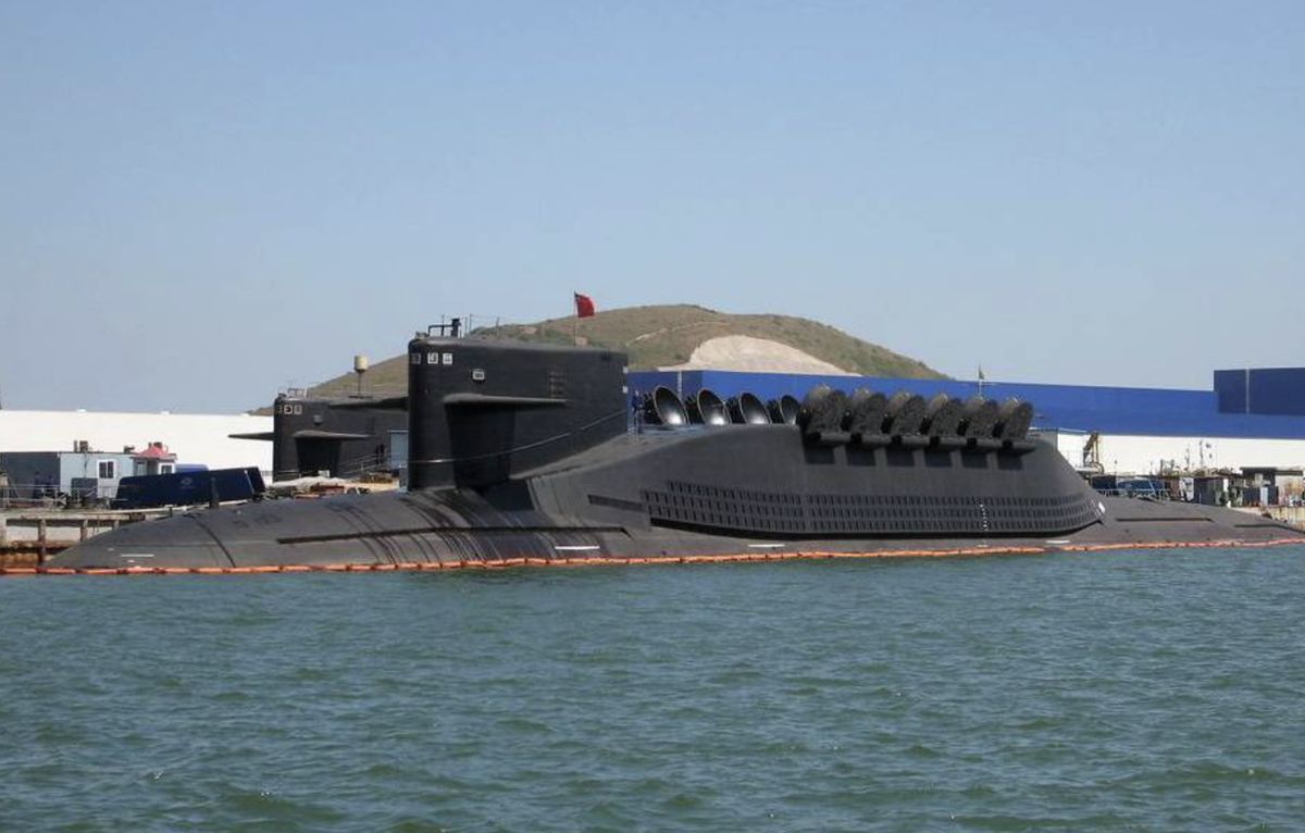 Chiński nuklearny okręt klasy Jin, zaobserwowany przez służby amerykańskie w 2010 roku