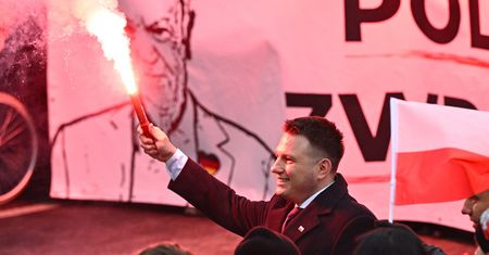 Mentzen złamał zakaz. Odpalił racę na tle zdjęcia Tuska