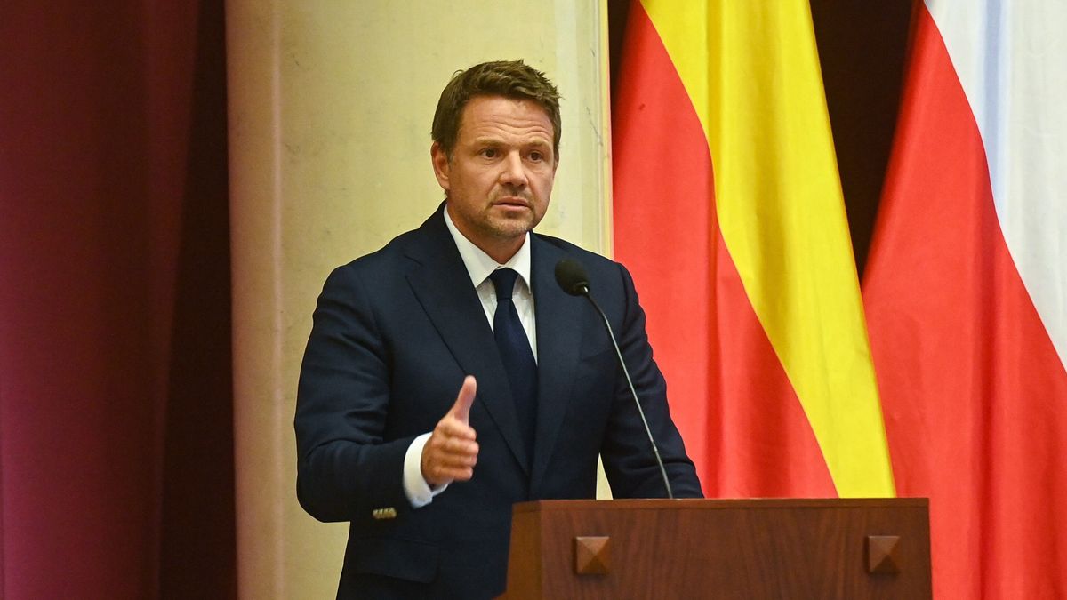 Warszawa, 02.10.2025. Prezydent Warszawy Rafał Trzaskowski XXVII sesji Rady m.st. Warszawy w stołecznym Pałacu Kultury i Nauki, 2 bm. Radni zajmą się projektami dotyczącymi zakazu nocnej sprzedaży alkoholu. (ad) PAP/Piotr Nowak