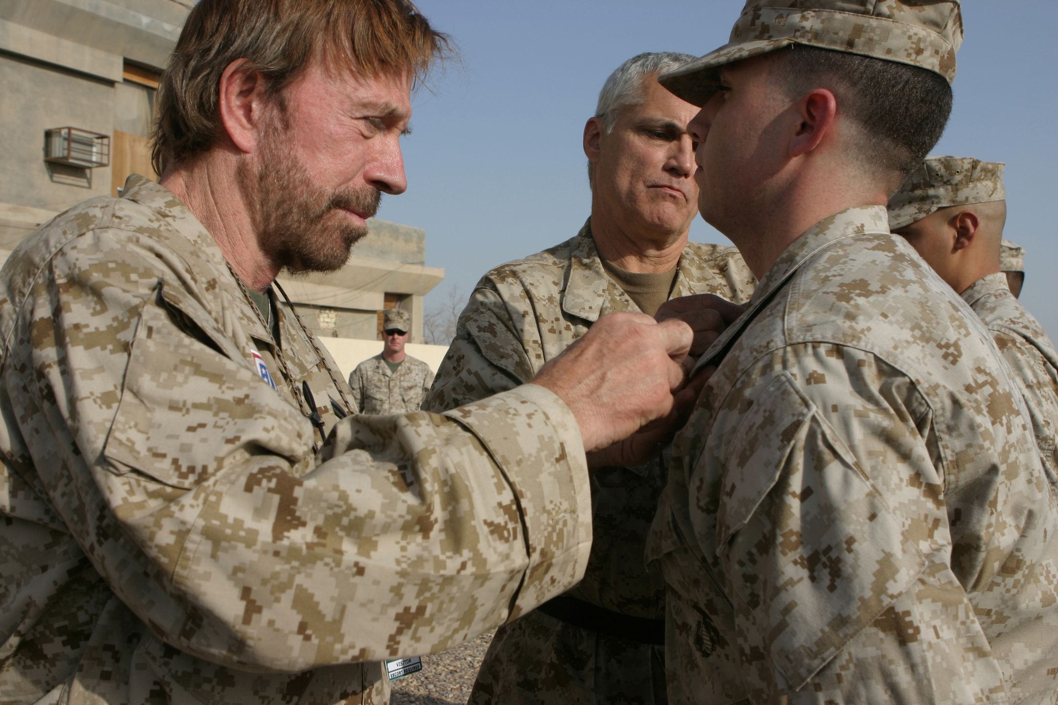 Chuck Norris w 2006 roku w Iraku odwiedził żołnierzy US Army