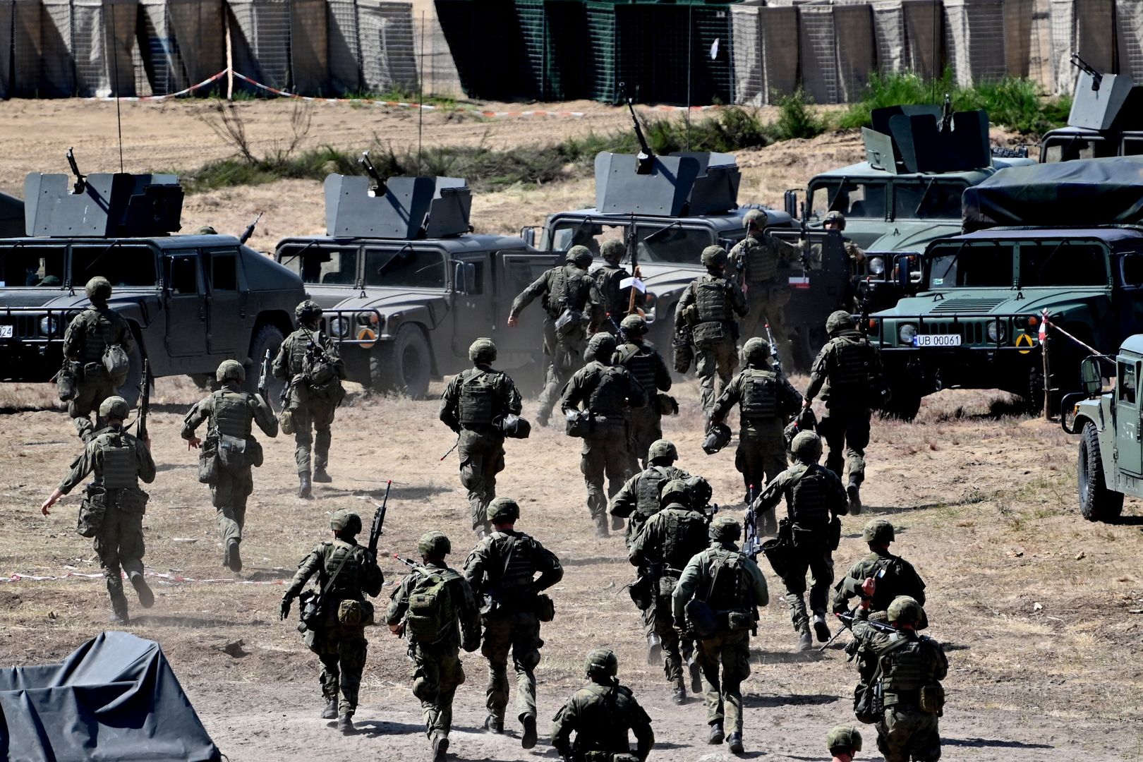 Drawsko Pomorskie, 22.06.2022. Samochody Humvee podczas międzynarodowego ćwiczenia Eagle Wings-22 na poligonie w Drawsku Pomorskim, 22 bm. Ćwiczenie EAWI-22 ma na celu sprawdzenie elementów Grupy Bojowej Unii Europejskiej V4, której trzon stanowią żołnierze 6 Brygady Powietrznodesantowej, w działaniach taktycznych. W ćwiczeniu bierze udział ok 1000 żołnierzy Wojska Polskiego i prawie 100 przedstawicieli innych państw. (jm) PAP/Marcin Bielecki