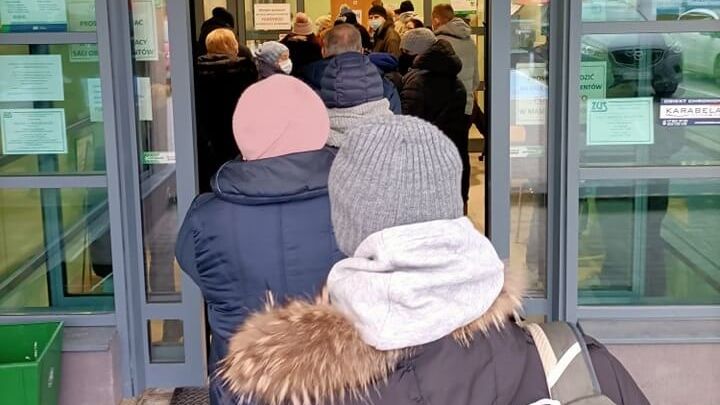 Kolejka przed placówką ZUS przy ul. Zana w Lublinie
