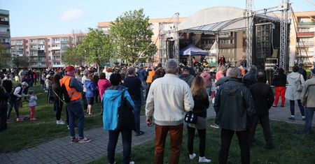 Koronawirus. Policja chce kar za koncert między blokami. Reakcja ministra