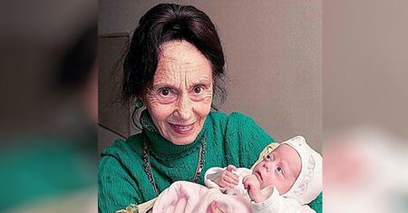Urodziła w wieku 66 lat. Tak matka i córka wyglądają po latach