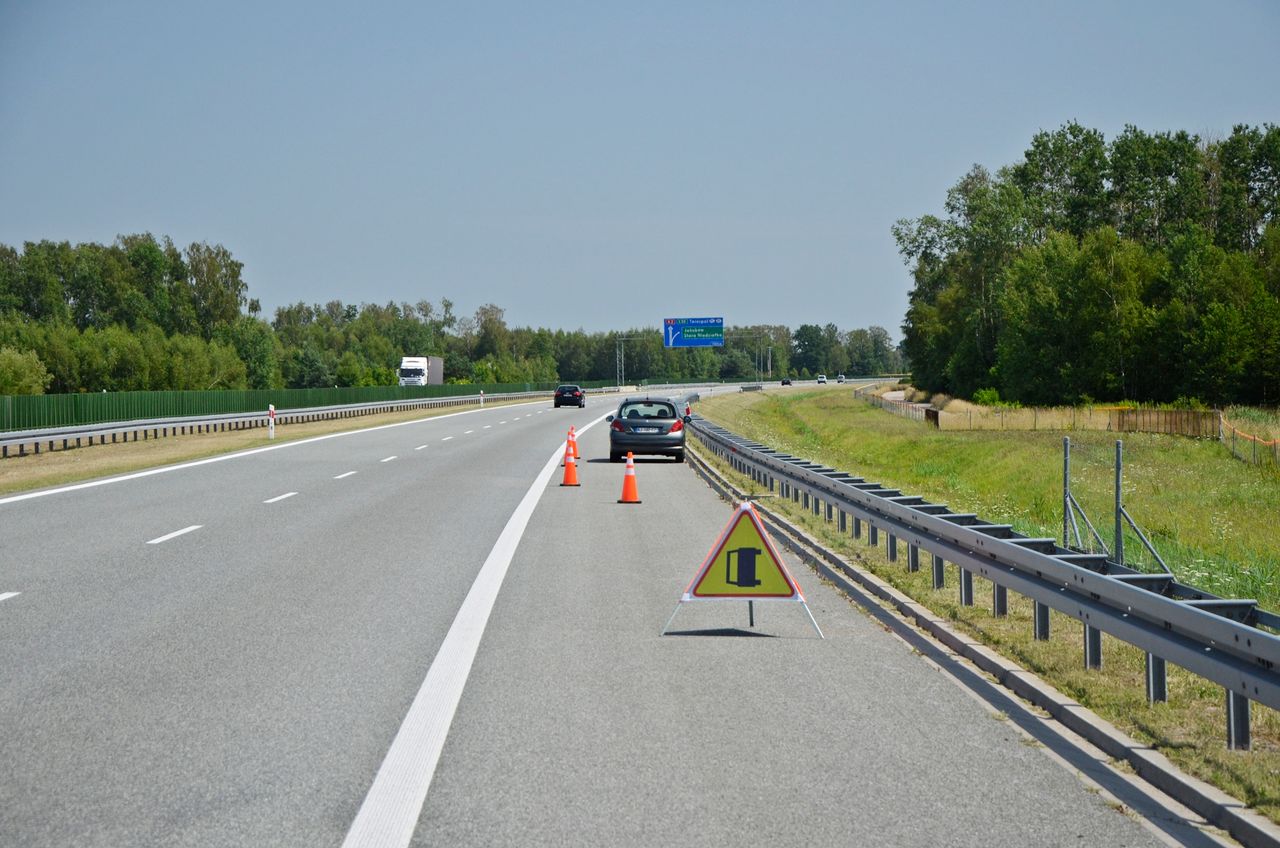 Jak długo można stać na pasie awaryjnym autostrady? Odpowiedź jest inna niż myślisz