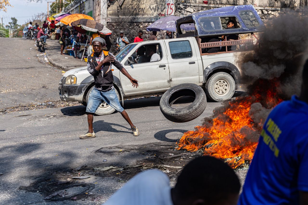 Police in Haiti spring into action. Offensive against gangs.