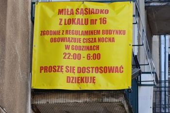 Spór o ciszę nocną na Bielanach. Baner na balkonie podzielił sąsiadów