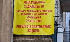Spór o ciszę nocną na Bielanach. Baner na balkonie podzielił sąsiadów