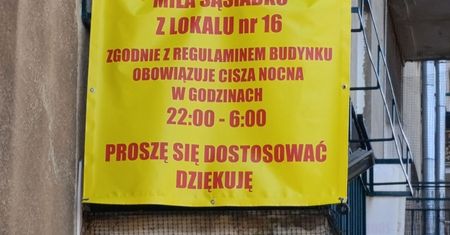 Spór o ciszę nocną na Bielanach. Baner na balkonie podzielił sąsiadów