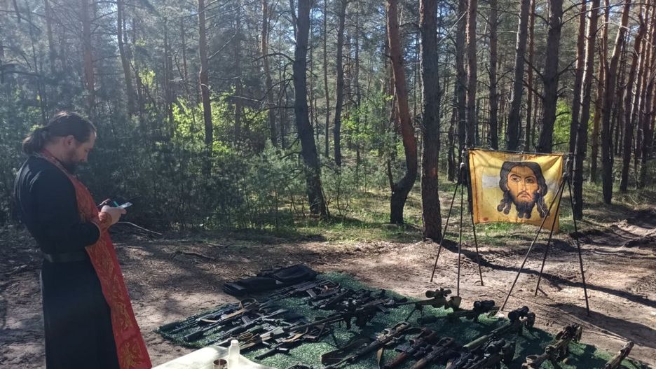 Prawosławny ksiądz z Rosji błogosławi broń